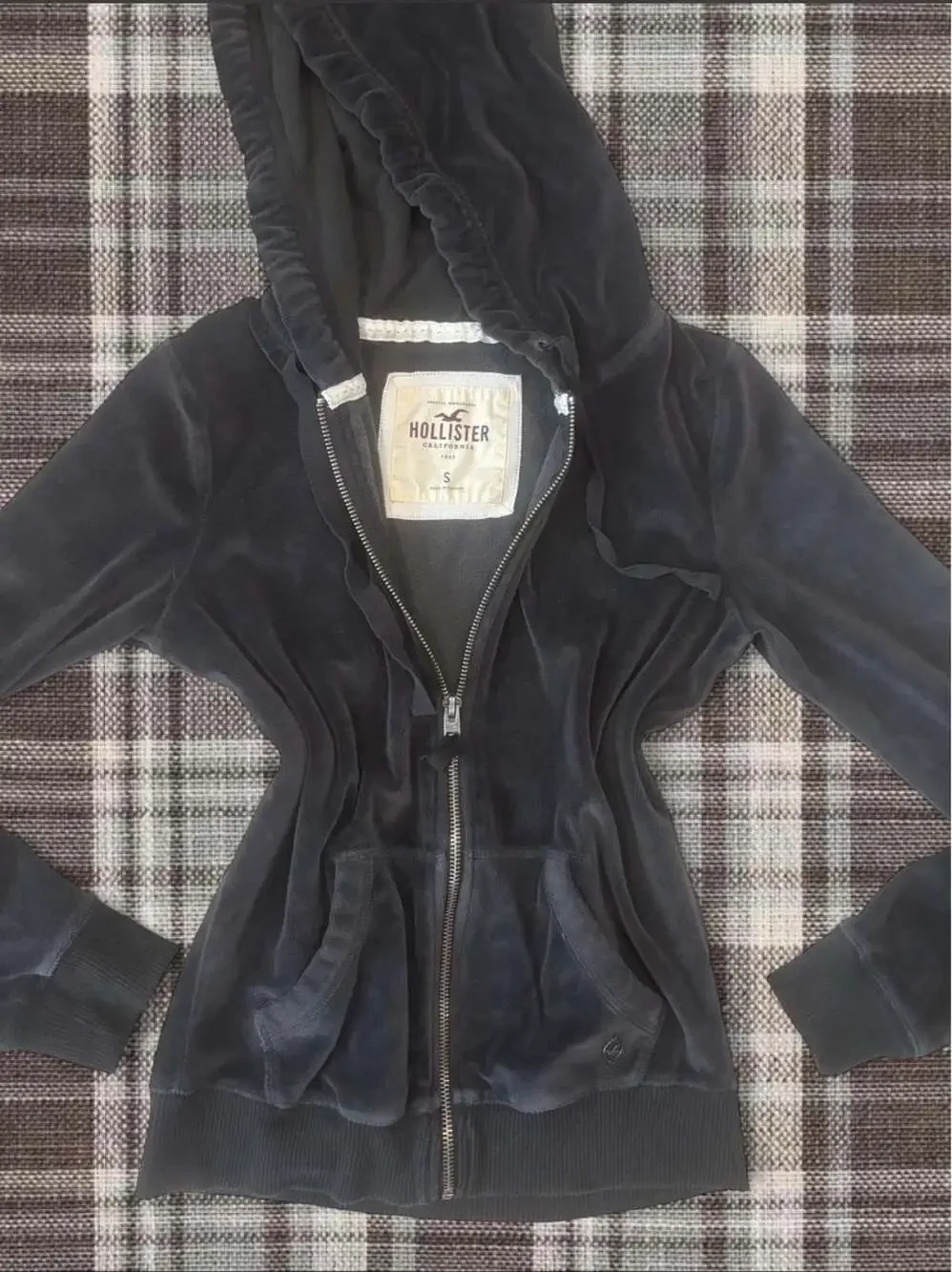 Vintage Y2K Women’s Holliste Velour Zip-Up Hoodie